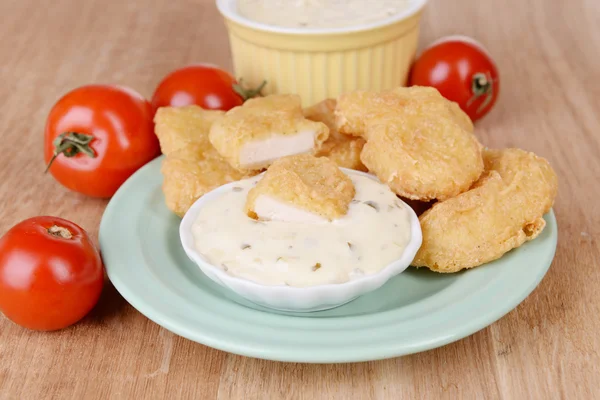 Nuggets de pollo con salsa —  Fotos de Stock