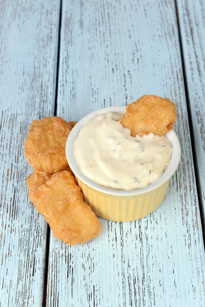 Kyckling nuggets med sås — Stockfoto