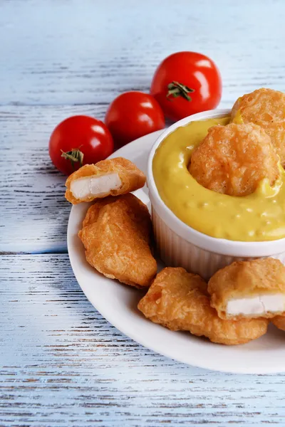 Nuggets de pollo con salsa —  Fotos de Stock