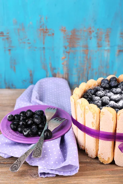 Smakelijke cake Charlotte met bosbessen — Stockfoto