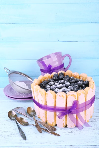 Smakelijke cake Charlotte met bosbessen — Stockfoto