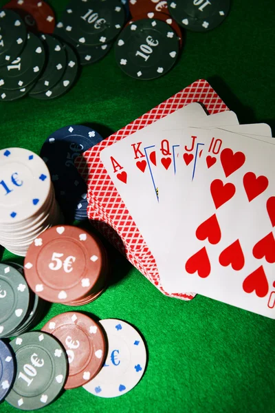 Tarjetas y fichas para poker — Foto de Stock