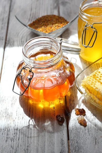 Färsk honung på träbord — Stockfoto