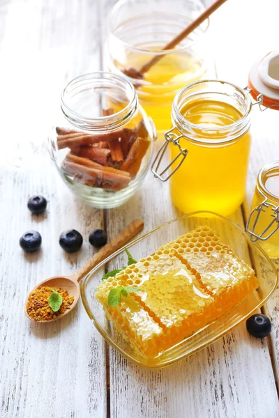 木製のテーブルの上に新鮮な蜂蜜 — ストック写真