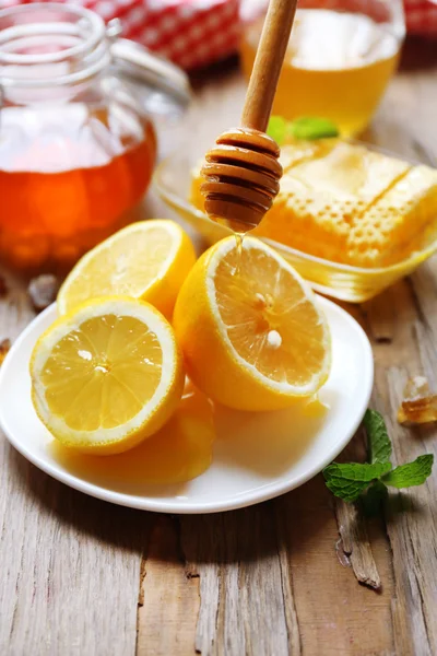 柠檬和蜂蜜在桌上 — 图库照片