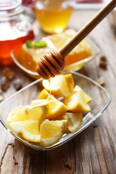 Cytryna i miód na stole — Zdjęcie stockowe