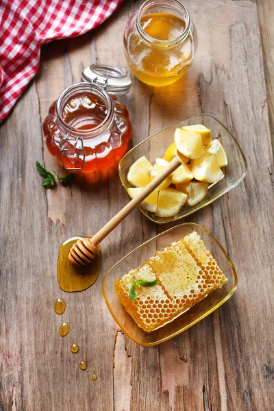 Fresh honey and sliced lemon — Stock Photo, Image