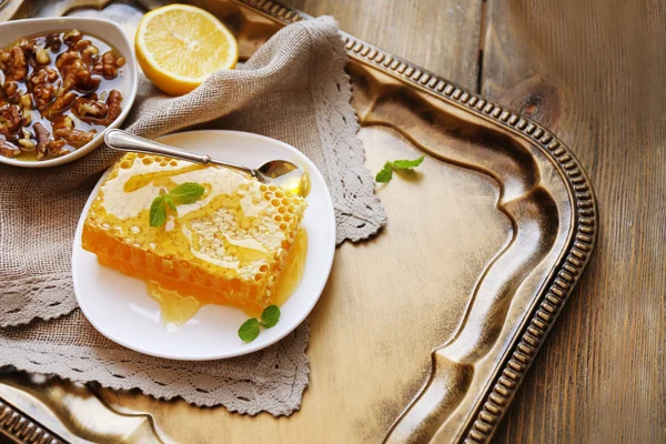 Spuntino di miele fresco su vassoio — Foto Stock