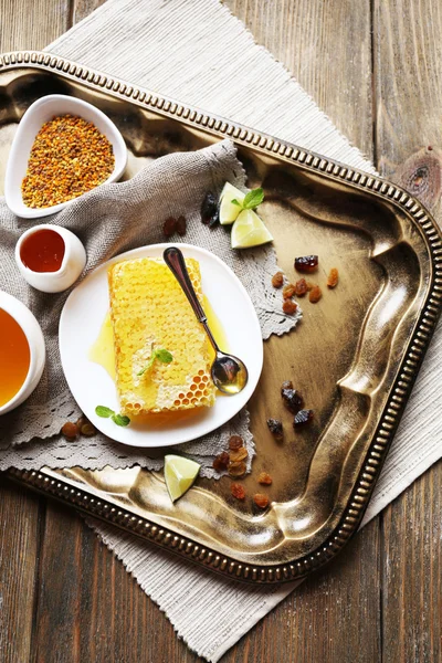 Fresh honey snack on tray — Stock Photo, Image