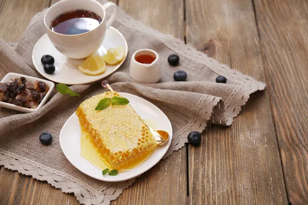 Miel fresca sobre mesa de madera — Foto de Stock