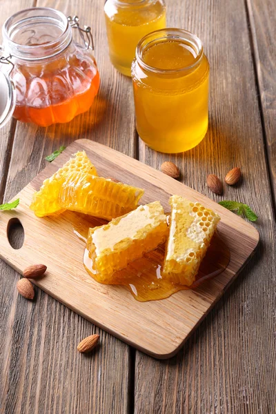 Miele fresco sul tavolo di legno — Foto Stock