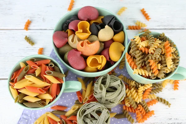 Pastas coloridas en cuencos de color —  Fotos de Stock