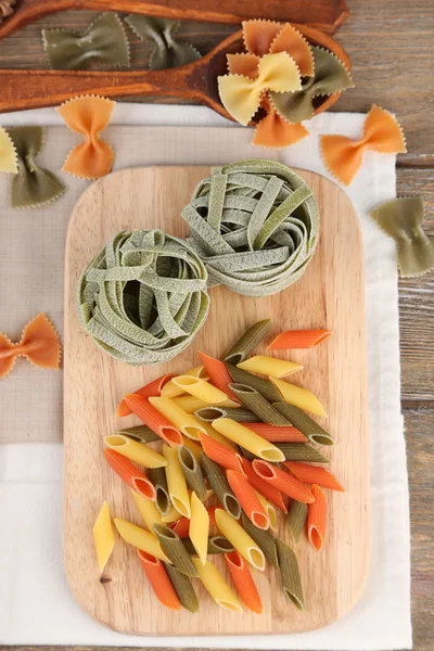 Färgglad pasta på bord — Stockfoto