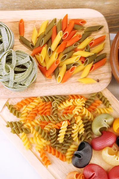 Kleurrijke pasta op tafel — Stockfoto