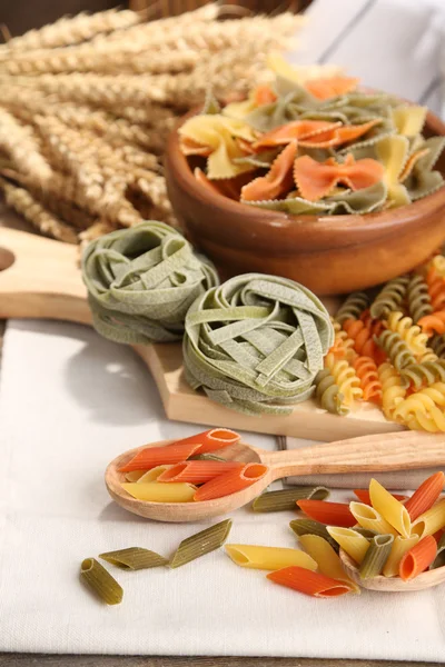 Verscheidenheid van kleurrijke pasta — Stockfoto