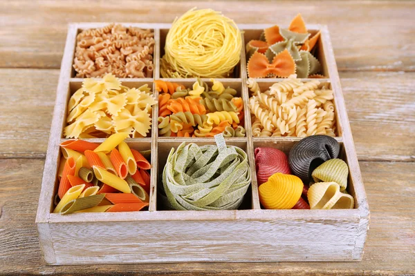 Pasta colorata in scatola di legno — Foto Stock