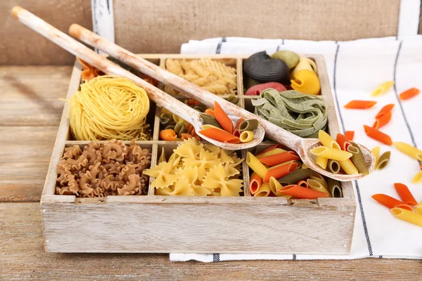 Pasta colorata in scatola di legno — Foto Stock