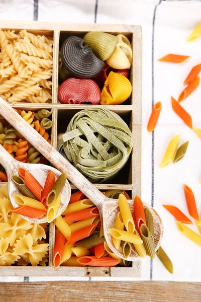 Kleurrijke pasta in houten kist — Stockfoto