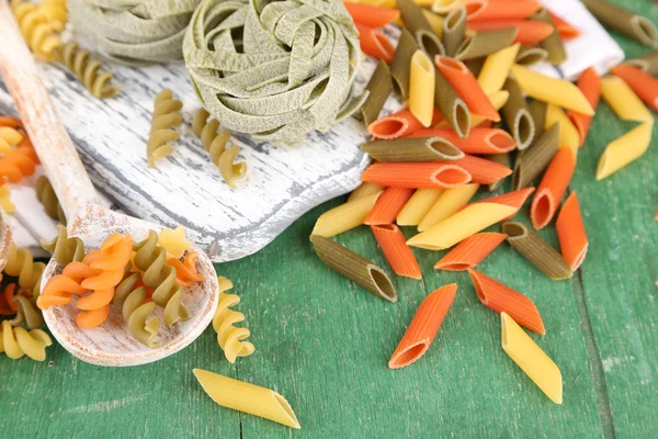 Färgglad pasta i träskedar — Stockfoto