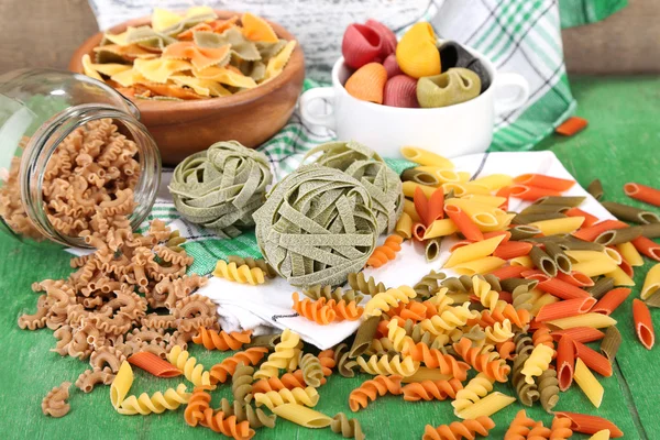 Verscheidenheid van kleurrijke pasta — Stockfoto