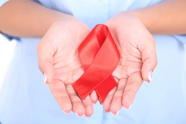 エイズ意識の赤いリボンを持つ女性 — ストック写真