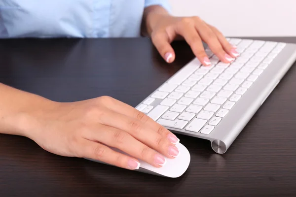 Mano femenina sosteniendo ratón ordenador — Foto de Stock