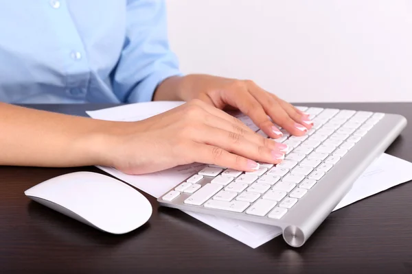 Businesswoman working at workplace — Stock Photo, Image