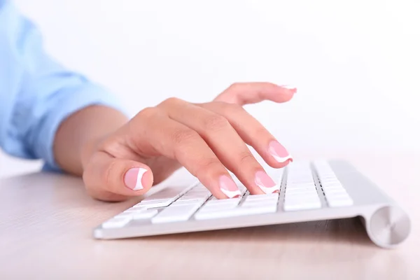 Πληκτρολόγηση γυναικείων χεριών στο πληκτρολόγιο — Φωτογραφία Αρχείου