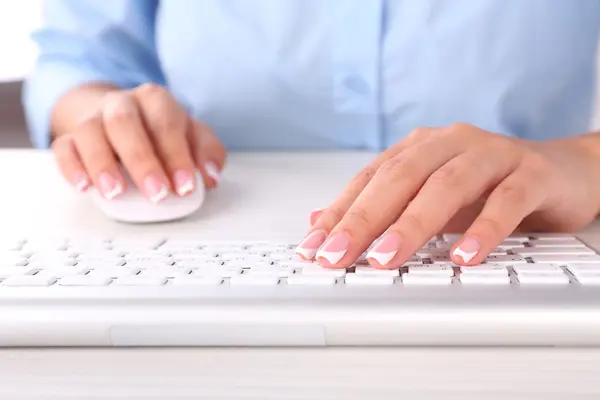 Жіночі руки, що друкуються на клавіатурі — стокове фото