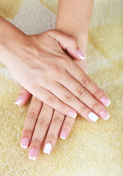 Vrouwelijke hand met stijlvolle kleurrijke nagels — Stockfoto