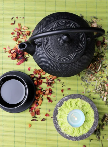 黑色的茶壶碗和茶 — 图库照片