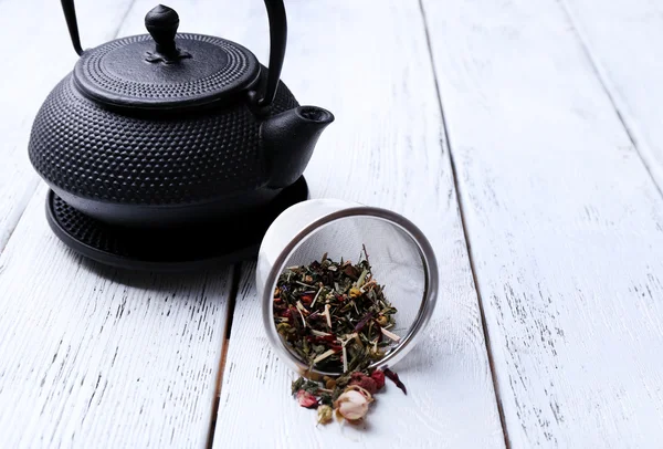 Tazza di teiera nera e tè — Foto Stock