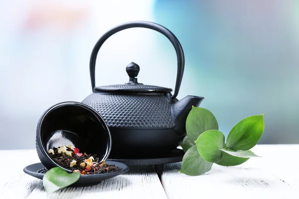 Чаша с черным чайником и чай — стоковое фото