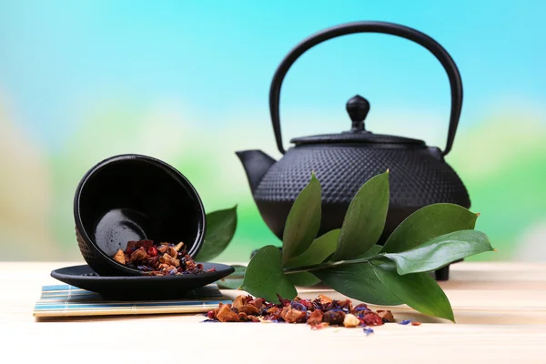 Black teapot bowl and tea — Stock Photo, Image