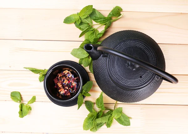 Chinese teapot with fresh mint leaves — Stock Photo, Image