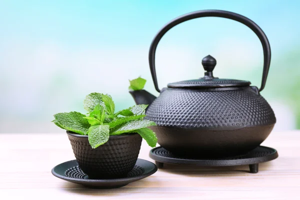 Chinese teapot with fresh mint leaves — Stock Photo, Image