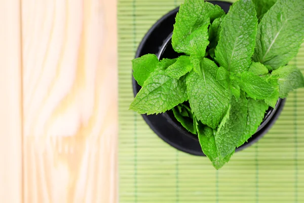 Chinese teapot with fresh mint leaves — Stock Photo, Image