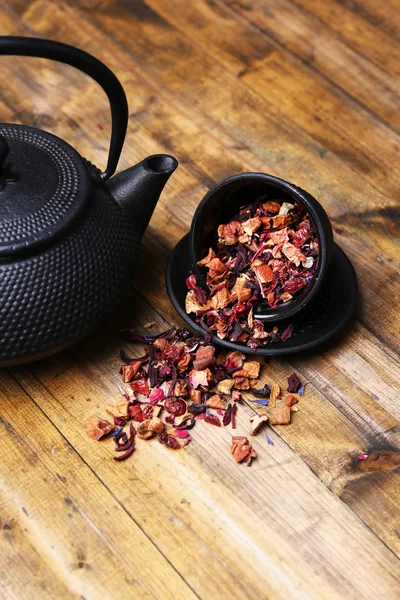 Black teapot with bowl and hibiscus tea — Stock Photo, Image