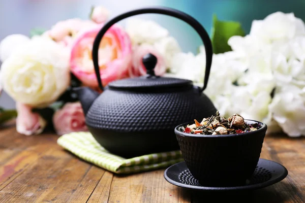 Zwarte theepot met kom en hibiscus thee — Stockfoto