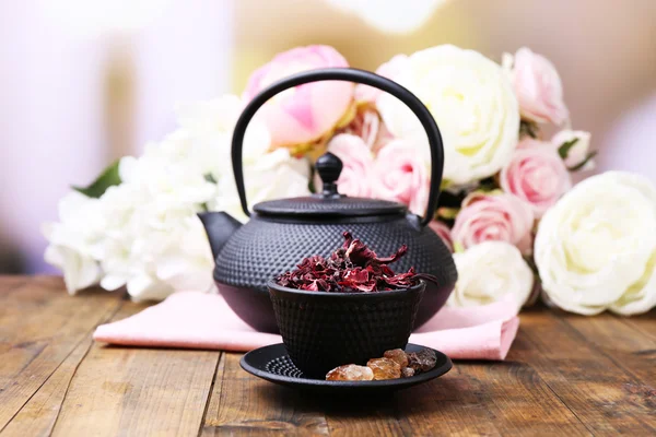 Schwarze Teekanne mit Schale und Hibiskustee — Stockfoto