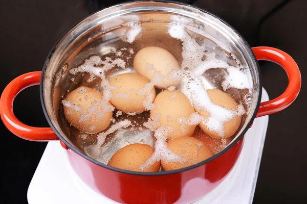 Eier in kochendem Wasser — Stockfoto