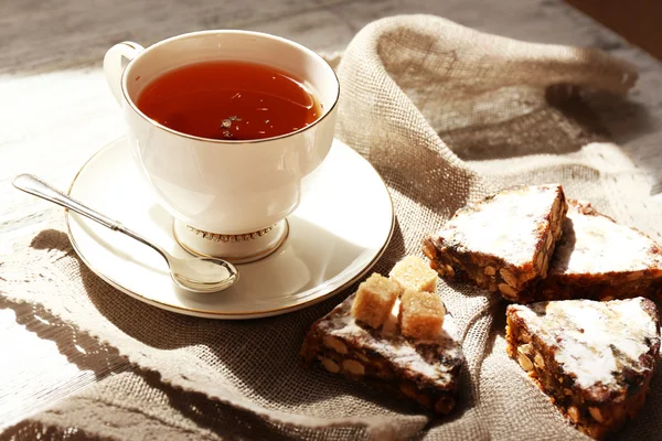 Taza de té en la mesa — Foto de Stock