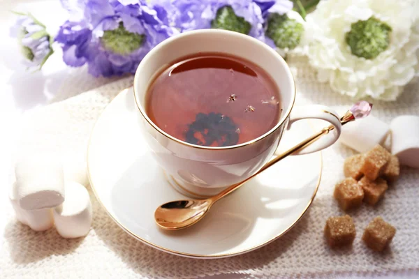 Filiżanka herbaty na stole — Zdjęcie stockowe