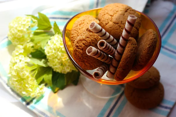 テーブルの上のおいしいクッキー — ストック写真