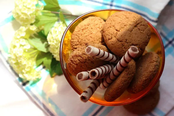 Smakelijke cookies op tabel — Stockfoto