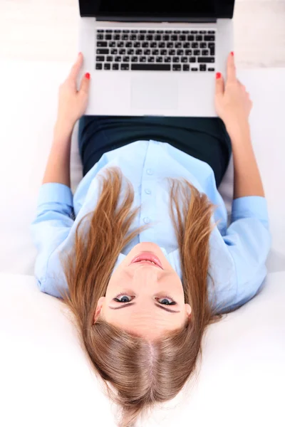 Mujer de negocios con portátil — Foto de Stock