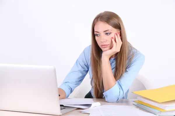 Zakenvrouw met documenten en notebook — Stockfoto