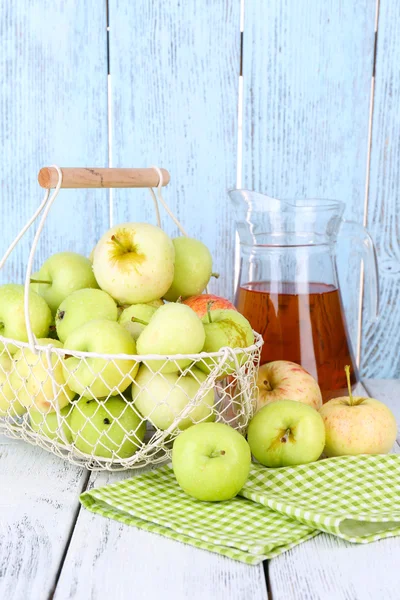 Ripe apples and juice — Stock Photo, Image