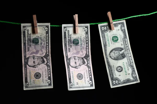 Contas de dólar penduradas na corda — Fotografia de Stock