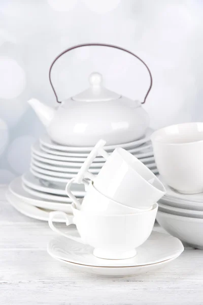 Witte servies en keukengerei — Stockfoto